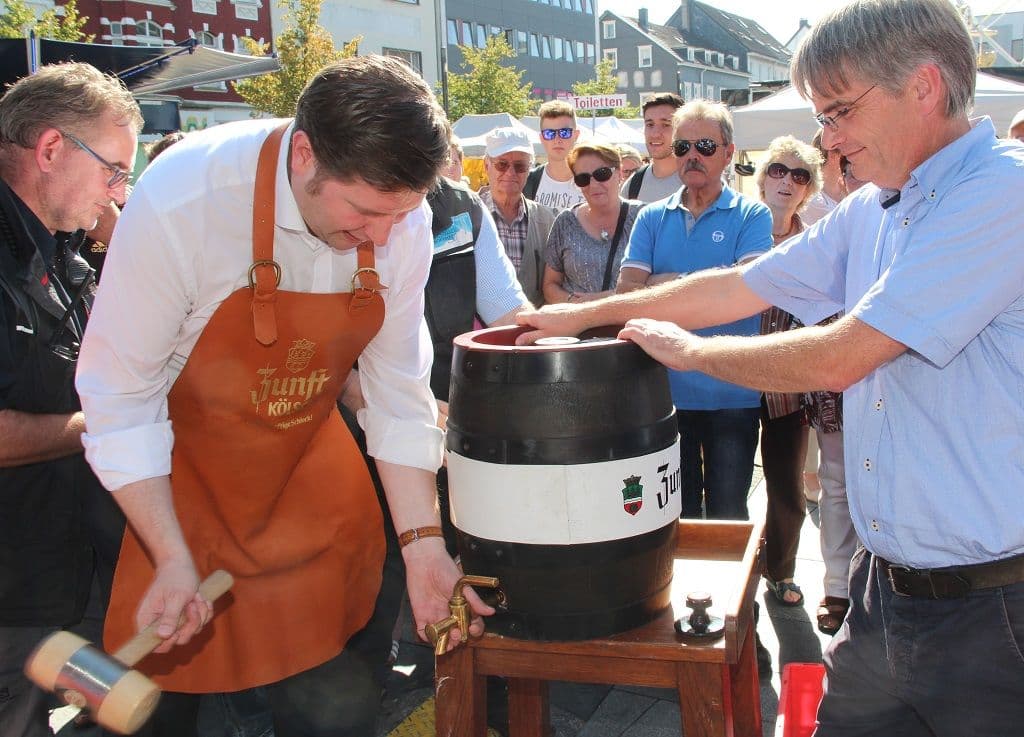 Na dann Prost! OB Kurzbach auf dem Zöppkesmarkt das erste Fässchen Bier an. (Foto: B. Glumm)