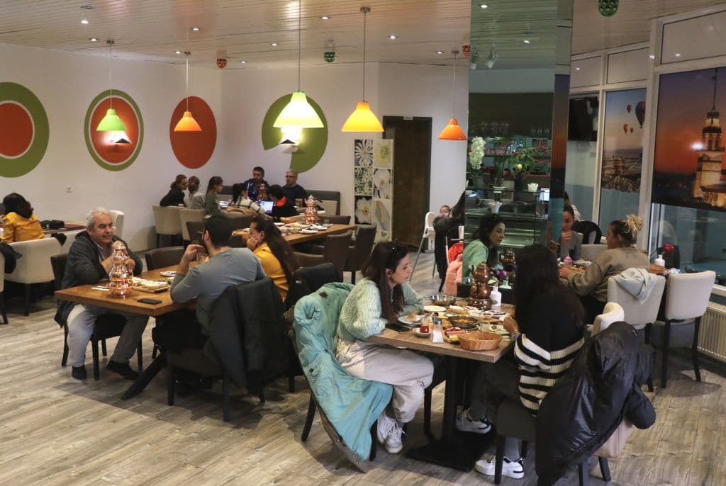 Das Café Wunder im Bachtor Centrum erfreut sich zahlreicher Gäste. (Foto: © Bastian Glumm)