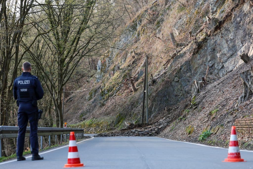 Tonnenschwerer Erdrutsch in Solingen sorgt für Lebensgefahr