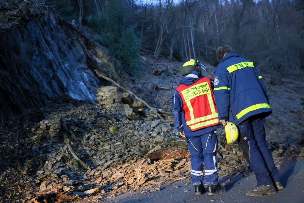 Tonnenschwerer Erdrutsch in Solingen sorgt für Lebensgefahr