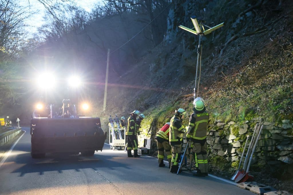 Tonnenschwerer Erdrutsch in Solingen sorgt für Lebensgefahr