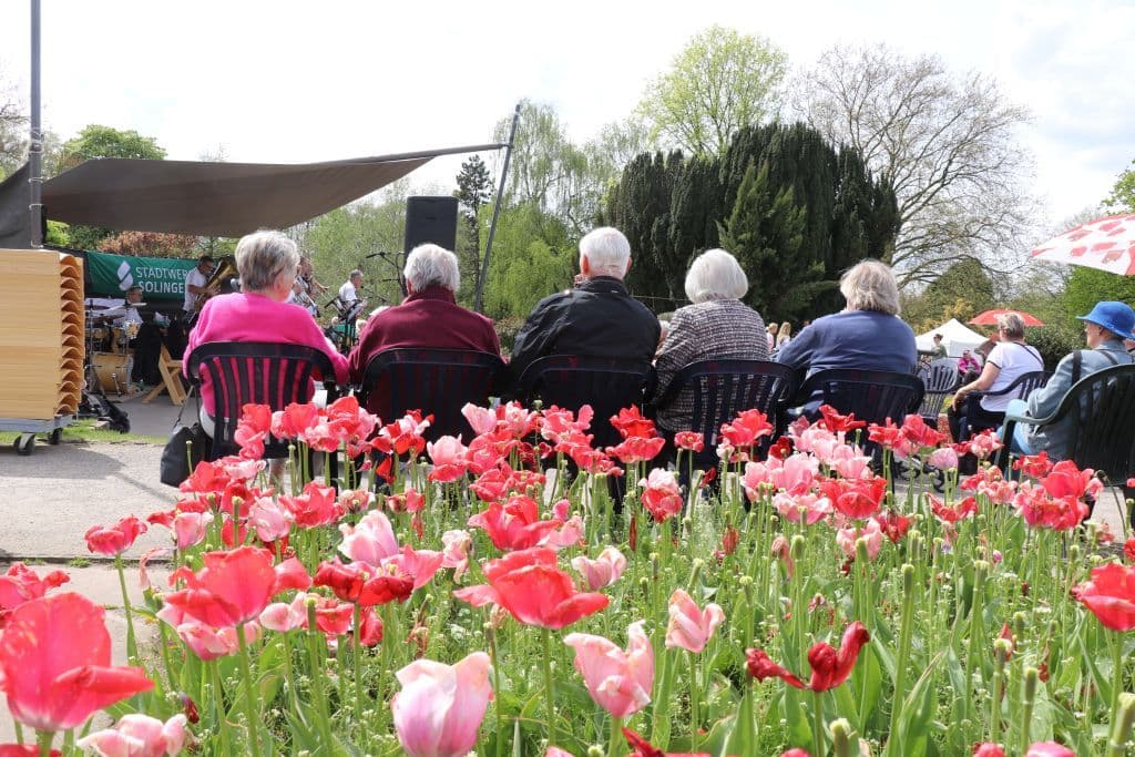 Im Botanischen Garten fand am Wochenende der 12. Botanische Garten- und Blumenmarkt statt, der zahlreiche Besucher anlockte. (Foto: © Bastian Glumm)