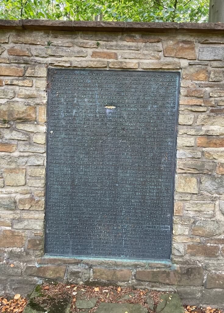 Brozetafeln Ehrenmal Birken3