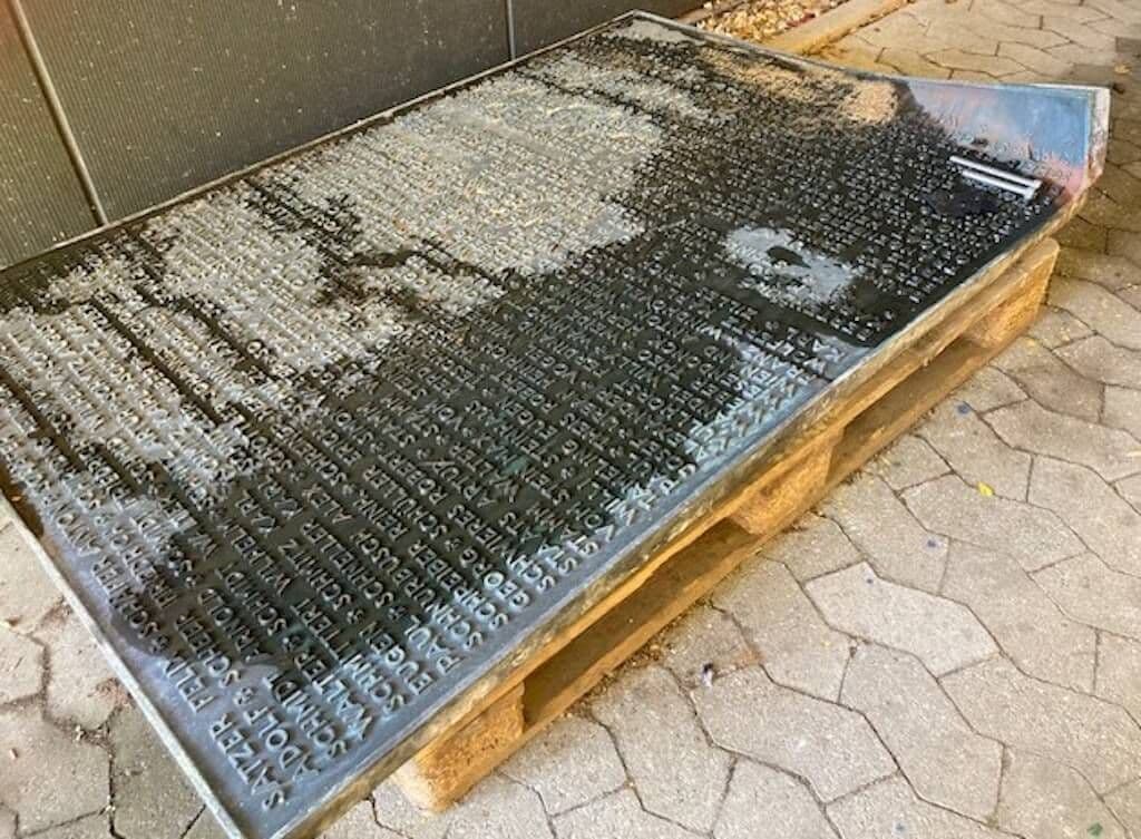 Brozetafeln Ehrenmal Birken4