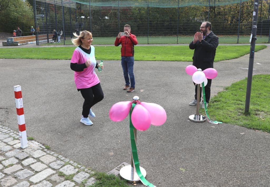 brustkrebs-lauf-suedpark-helfende-schirme (13)