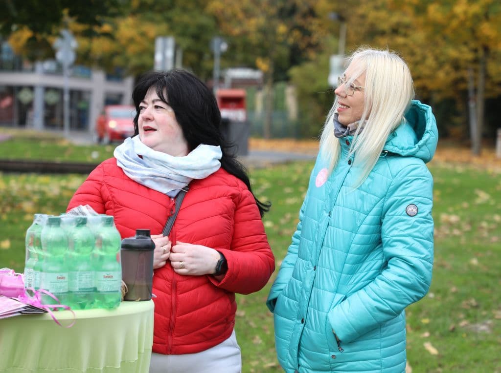 brustkrebs-lauf-suedpark-helfende-schirme (2)