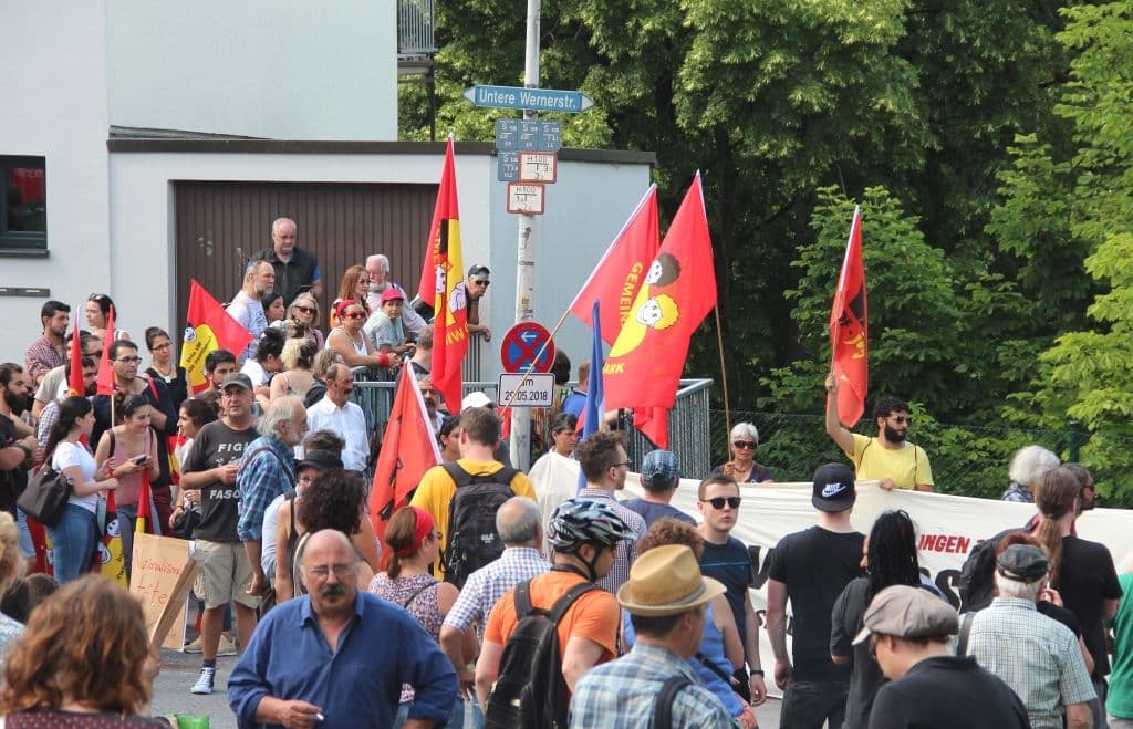 Die Demo zog vom Südpark bis zur Unteren Wernerstraße, wo am 29. Mai 1993 im Haus der Familie Genç fünf Mädchen und junge Frauen bei einem Brandanschlag ermordert wurden. Das Haus ist abgerissen, ein Gedenkstein erinnert an die Opfer. (Foto: © Bastian Glumm)