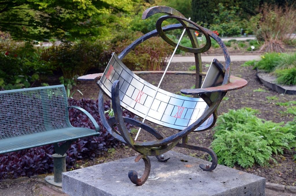 Wie der Spender es gewünscht hat, steht die Skulptur in der Nähe der Sonnenuhr. (Foto: © Martina Hörle)