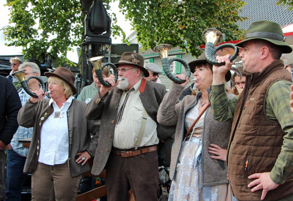 Der Hegering Burscheid/Leverkusen stößt ins Horn. (Foto © Sandra Grünwald)
