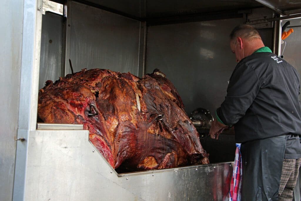 Der Festbraten stand auch bereit, Ochs am Spies. (Foto © Sandra Grünwald)