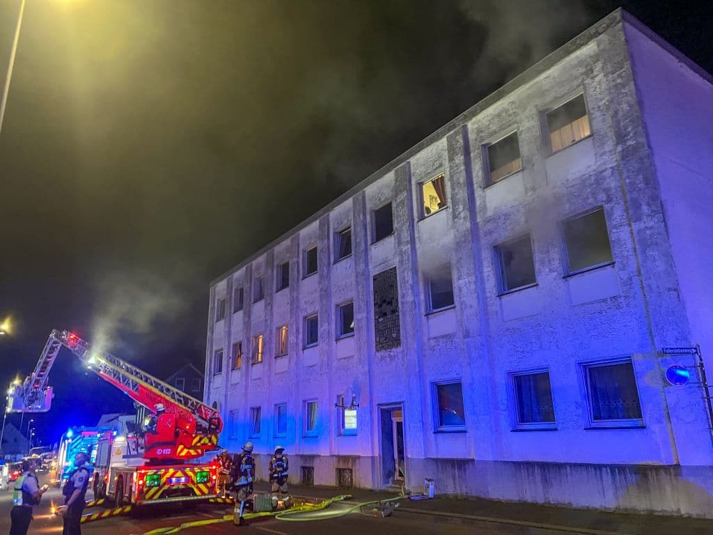Dramatischer Gebäudebrand in Solingen - Feuerwehr rettete eine Vielzahl von Menschen aus Brandhaus