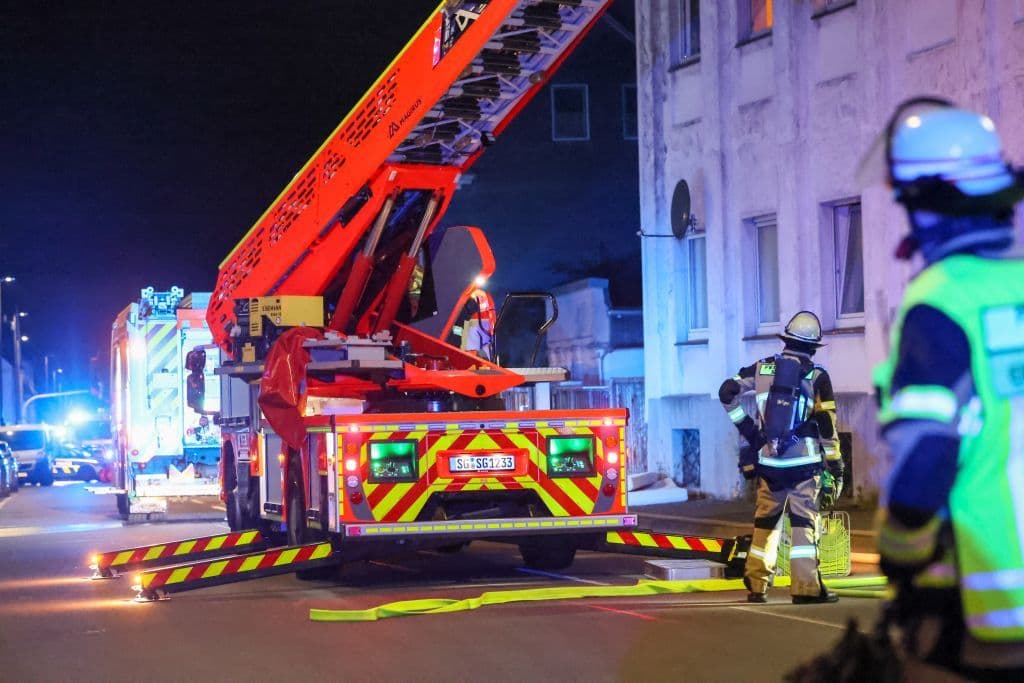 Dramatischer Gebäudebrand in Solingen - Feuerwehr rettete eine Vielzahl von Menschen aus Brandhaus