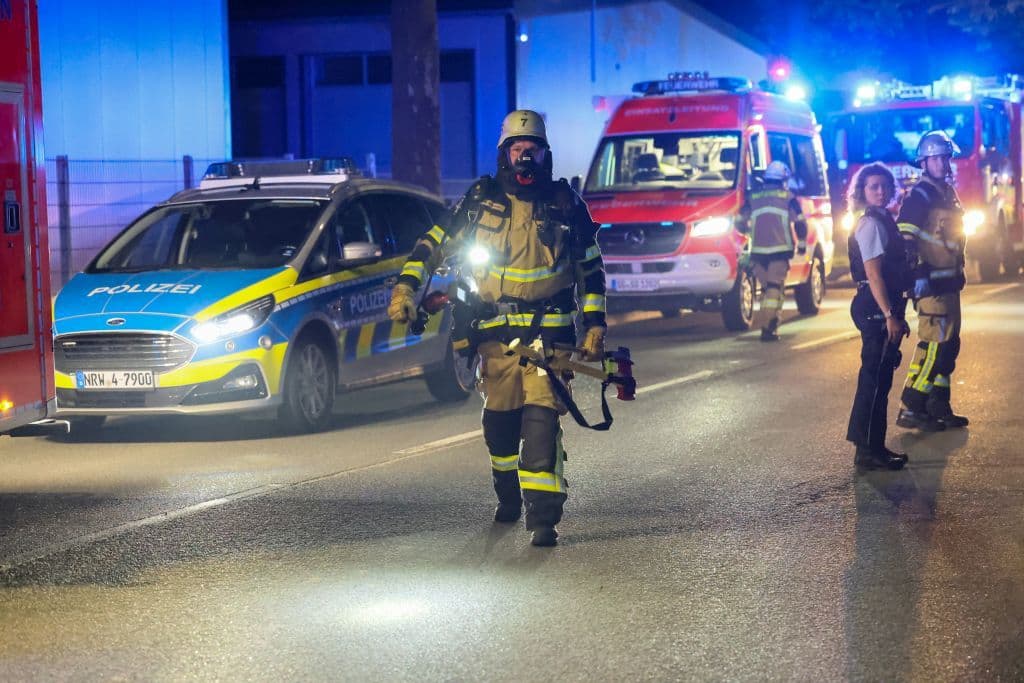 Dramatischer Gebäudebrand in Solingen - Feuerwehr rettete eine Vielzahl von Menschen aus Brandhaus