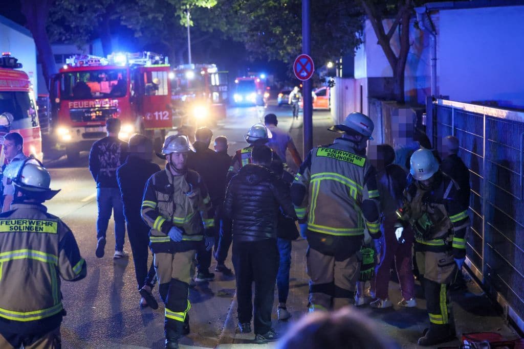 Dramatischer Gebäudebrand in Solingen - Feuerwehr rettete eine Vielzahl von Menschen aus Brandhaus