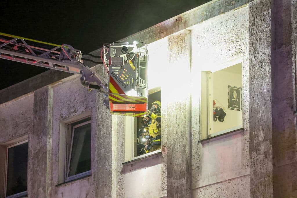Dramatischer Gebäudebrand in Solingen - Feuerwehr rettete eine Vielzahl von Menschen aus Brandhaus