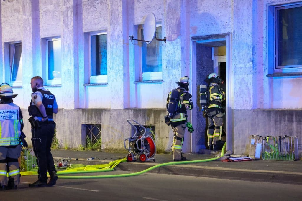 Dramatischer Gebäudebrand in Solingen - Feuerwehr rettete eine Vielzahl von Menschen aus Brandhaus