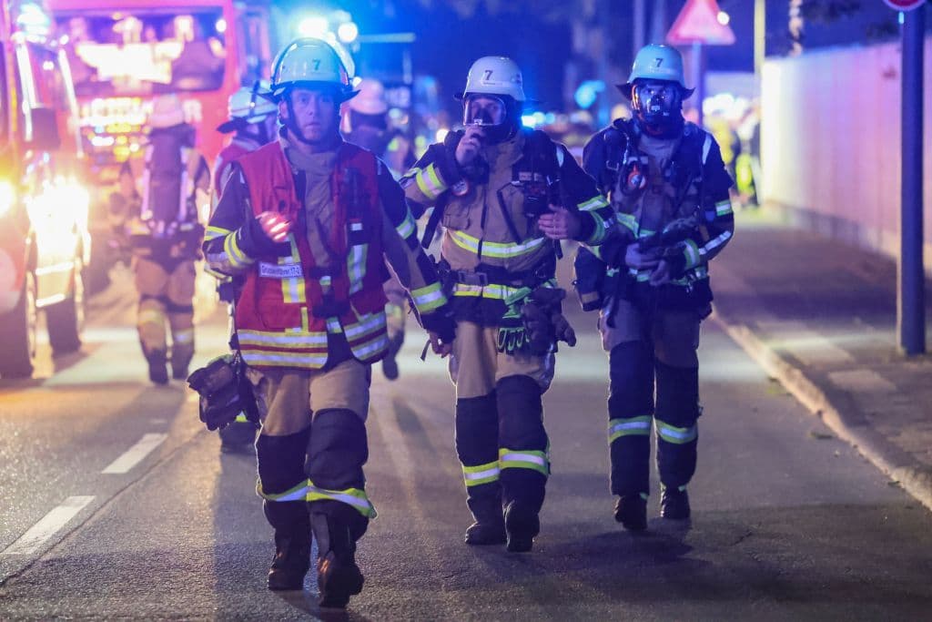 Dramatischer Gebäudebrand in Solingen - Feuerwehr rettete eine Vielzahl von Menschen aus Brandhaus