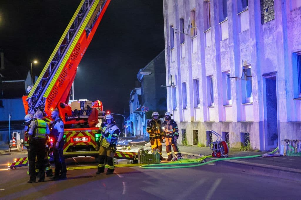 Dramatischer Gebäudebrand in Solingen - Feuerwehr rettete eine Vielzahl von Menschen aus Brandhaus