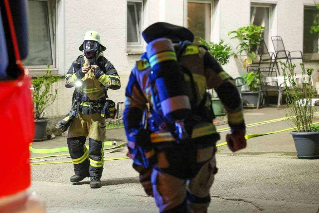 Dramatischer Gebäudebrand in Solingen - Feuerwehr rettete eine Vielzahl von Menschen aus Brandhaus