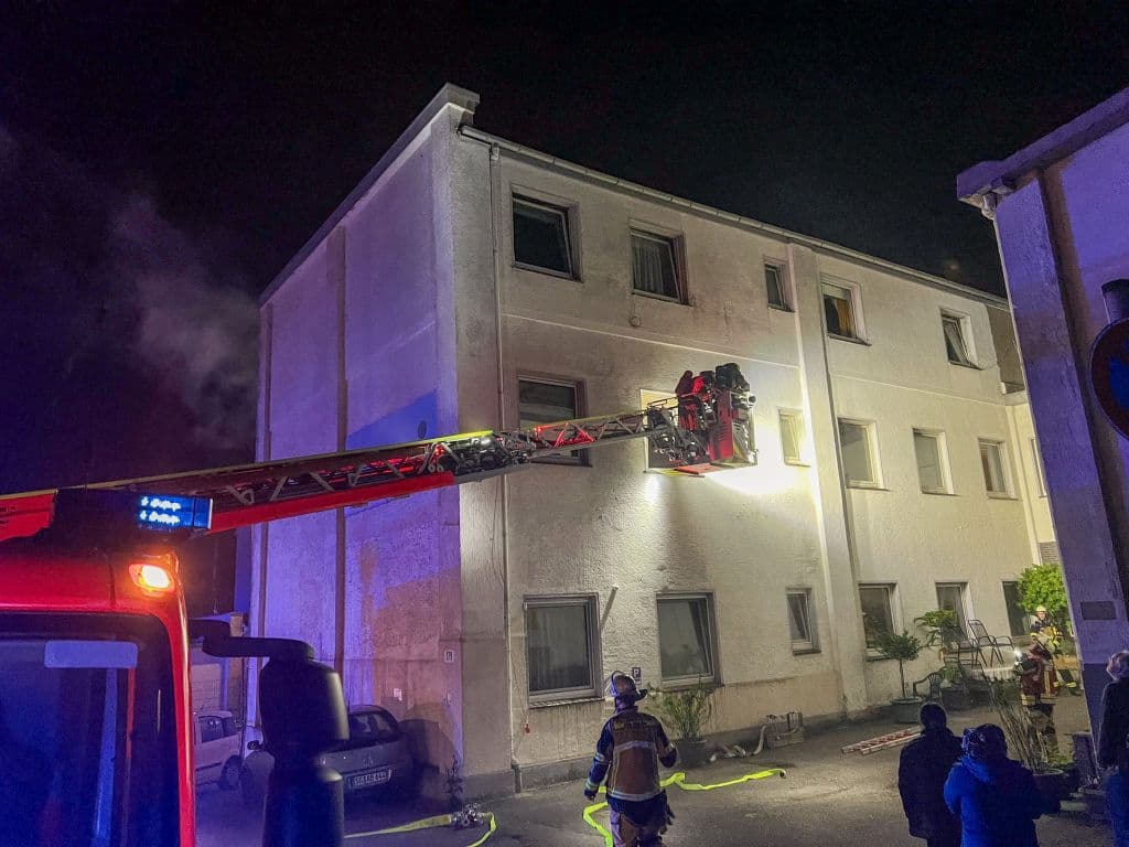 Dramatischer Gebäudebrand in Solingen - Feuerwehr rettete eine Vielzahl von Menschen aus Brandhaus