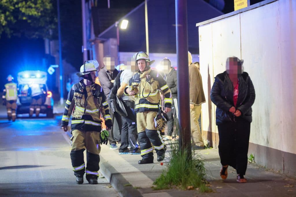 Dramatischer Gebäudebrand in Solingen - Feuerwehr rettete eine Vielzahl von Menschen aus Brandhaus