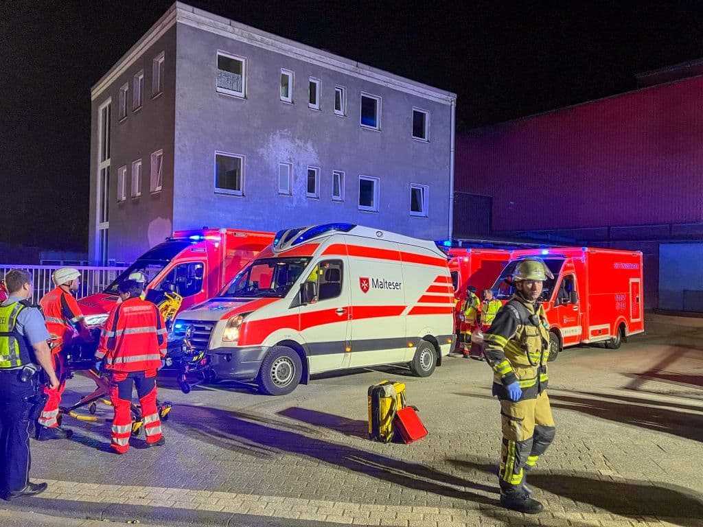 Der Solinger Rettungsdienst wurde von Einheiten aus den umliegenden Städten unterstützt. (Foto: © Tim Oelbermann)