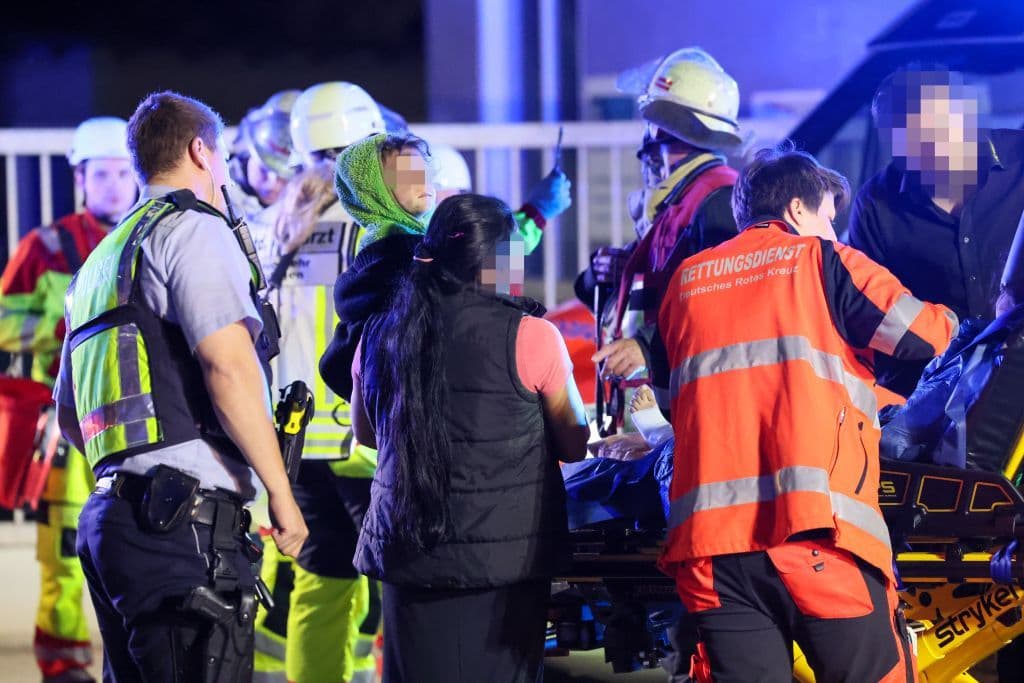 Dramatischer Gebäudebrand in Solingen - Feuerwehr rettete eine Vielzahl von Menschen aus Brandhaus