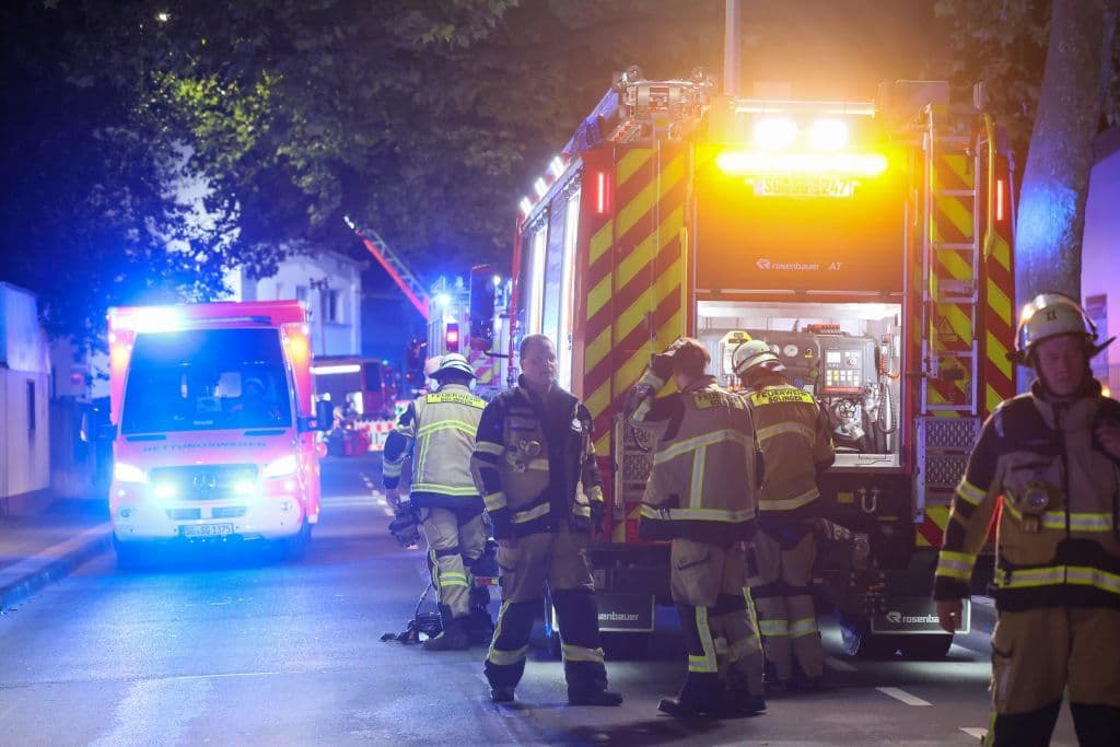 Dramatischer Gebäudebrand in Solingen - Feuerwehr rettete eine Vielzahl von Menschen aus Brandhaus