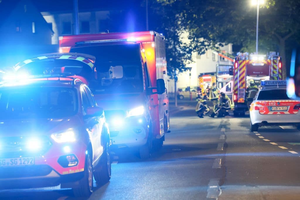 Dramatischer Gebäudebrand in Solingen - Feuerwehr rettete eine Vielzahl von Menschen aus Brandhaus