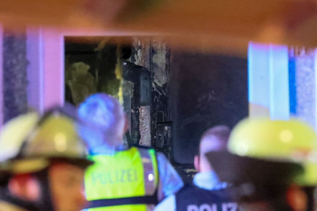 Dramatischer Gebäudebrand in Solingen - Feuerwehr rettete eine Vielzahl von Menschen aus Brandhaus