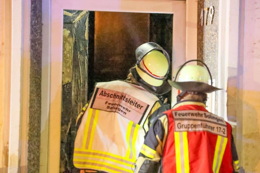 Dramatischer Gebäudebrand in Solingen - Feuerwehr rettete eine Vielzahl von Menschen aus Brandhaus