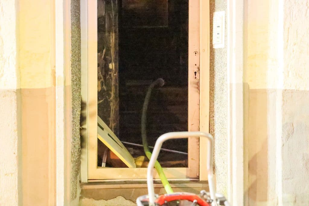 Dramatischer Gebäudebrand in Solingen - Feuerwehr rettete eine Vielzahl von Menschen aus Brandhaus