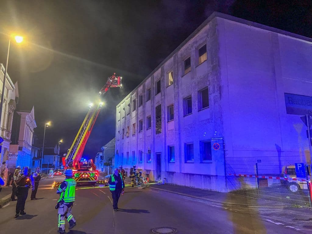 Dramatischer Gebäudebrand in Solingen - Feuerwehr rettete eine Vielzahl von Menschen aus Brandhaus