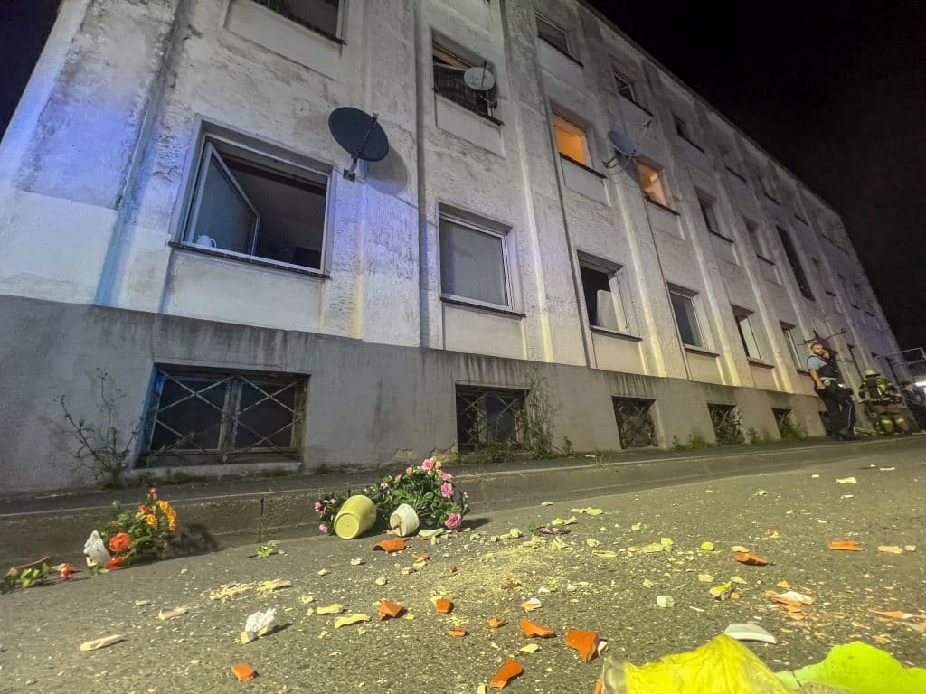 Dramatischer Gebäudebrand in Solingen - Feuerwehr rettete eine Vielzahl von Menschen aus Brandhaus