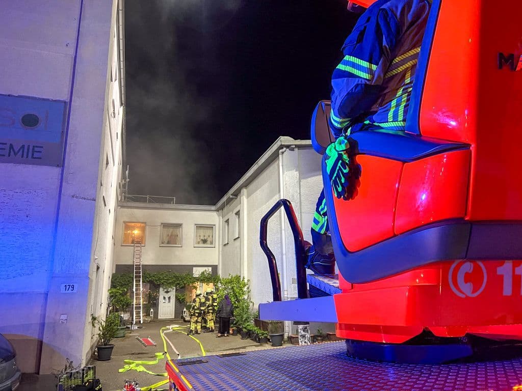 Dramatischer Gebäudebrand in Solingen - Feuerwehr rettete eine Vielzahl von Menschen aus Brandhaus