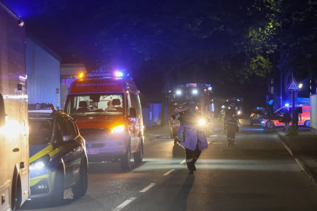 Dramatischer Gebäudebrand in Solingen - Feuerwehr rettete eine Vielzahl von Menschen aus Brandhaus