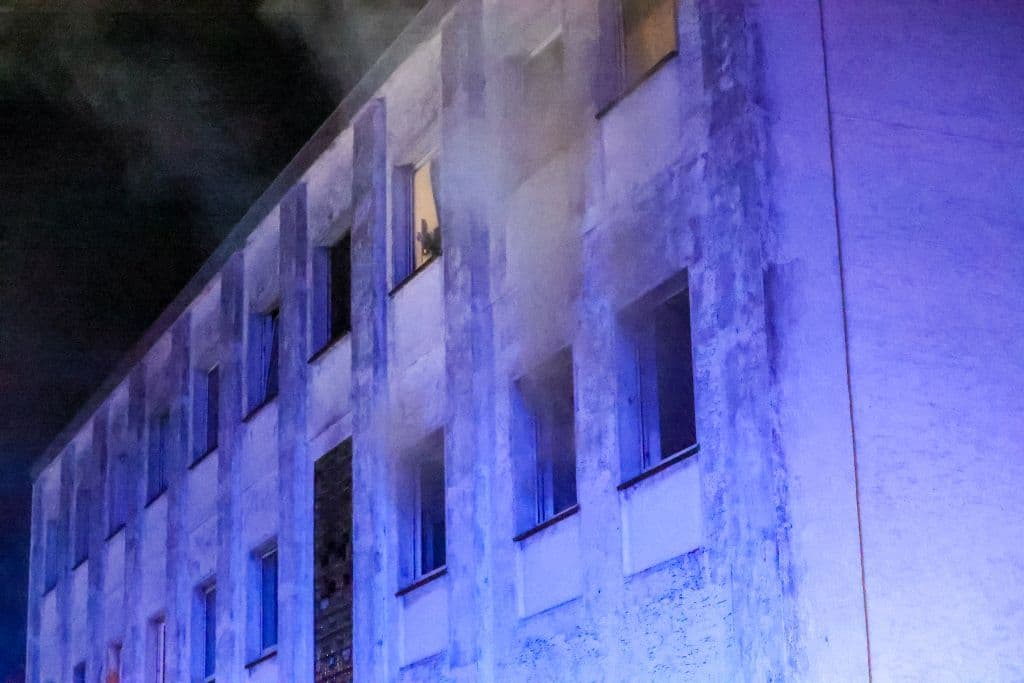 Dramatischer Gebäudebrand in Solingen - Feuerwehr rettete eine Vielzahl von Menschen aus Brandhaus