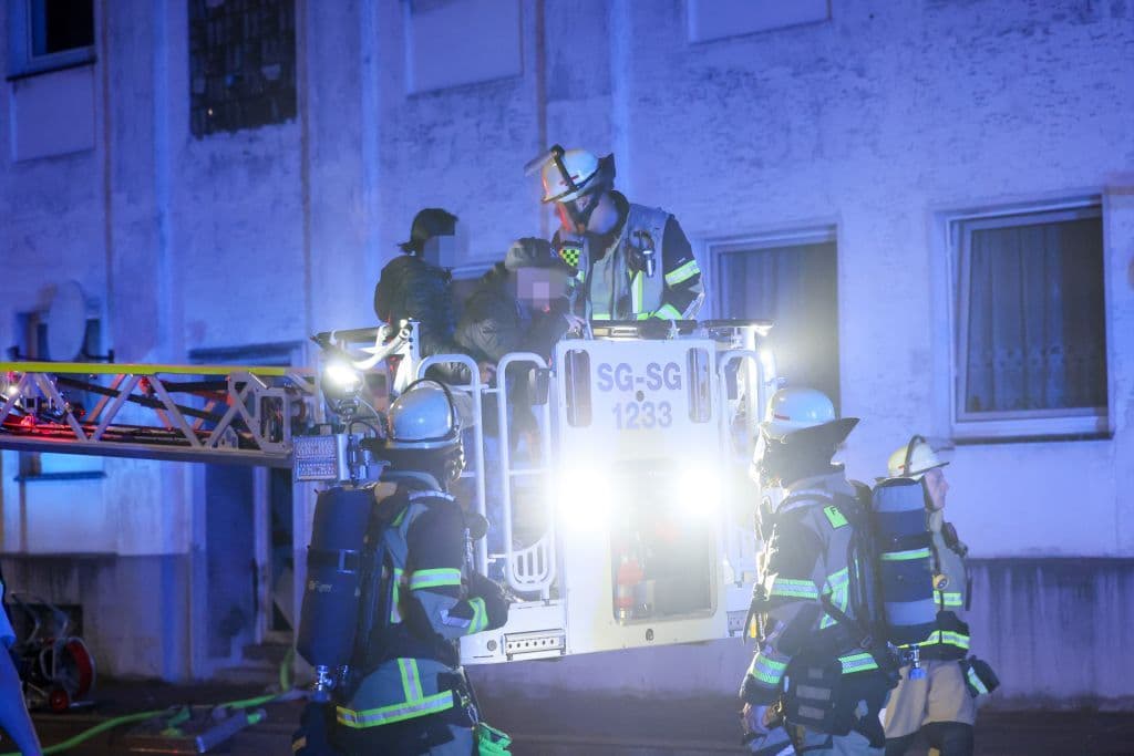 Dramatischer Gebäudebrand in Solingen - Feuerwehr rettete eine Vielzahl von Menschen aus Brandhaus