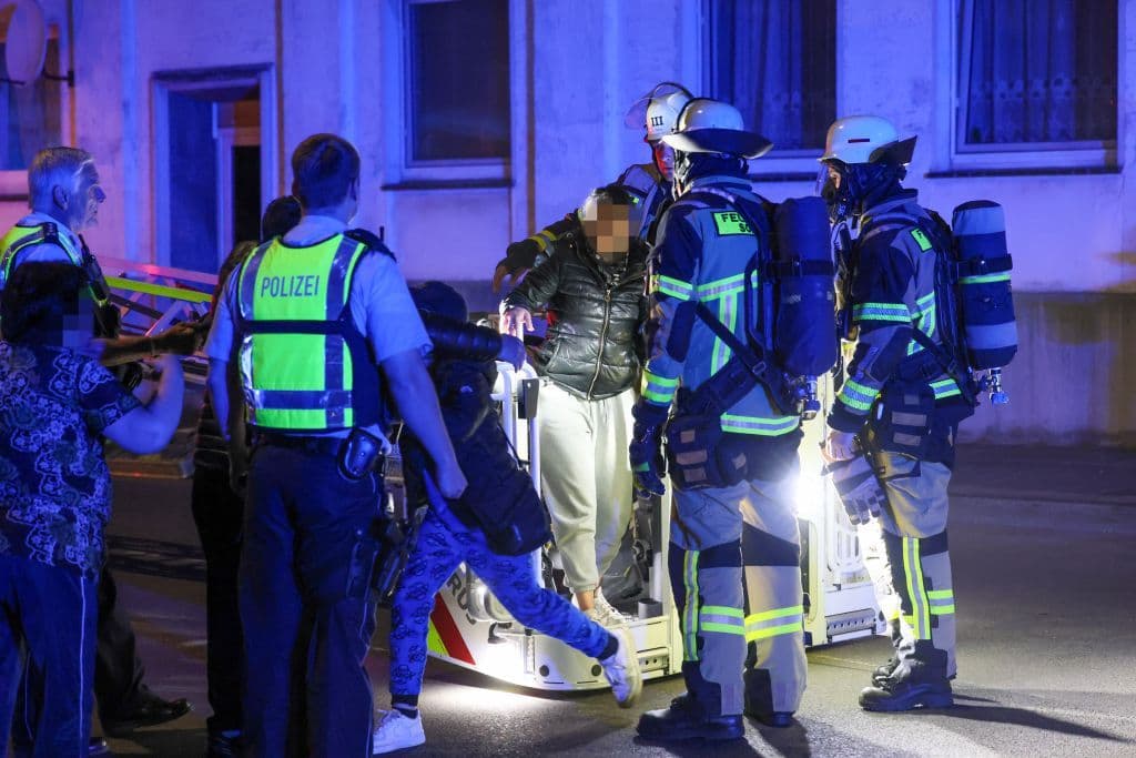 Dramatischer Gebäudebrand in Solingen - Feuerwehr rettete eine Vielzahl von Menschen aus Brandhaus