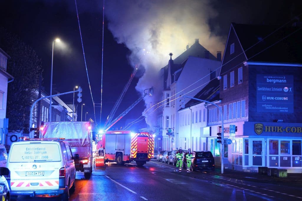 feuerwehr-gruenewalder-strasse-brand-wohnhaus (1)