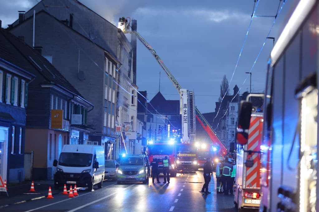 feuerwehr-gruenewalder-strasse-brand-wohnhaus (22)