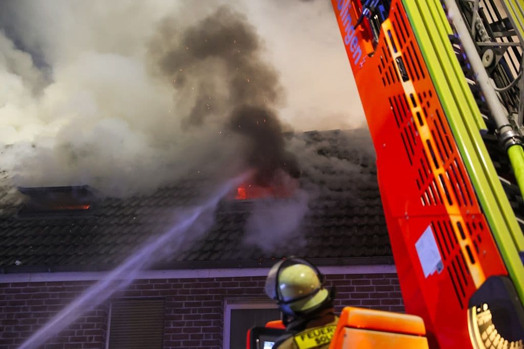 Am Mittwochabend brach gegen 18:30 Uhr in einem Wohn- und Geschäftshaus an der Sauerbreystraße in Solingen-Ohligs ein Großbrand aus! Einsatzkräfte wurden mit Feuerwerk angegriffen!