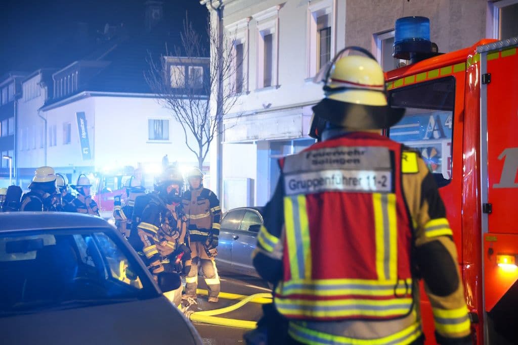Am Mittwochabend brach gegen 18:30 Uhr in einem Wohn- und Geschäftshaus an der Sauerbreystraße in Solingen-Ohligs ein Großbrand aus! Einsatzkräfte wurden mit Feuerwerk angegriffen!