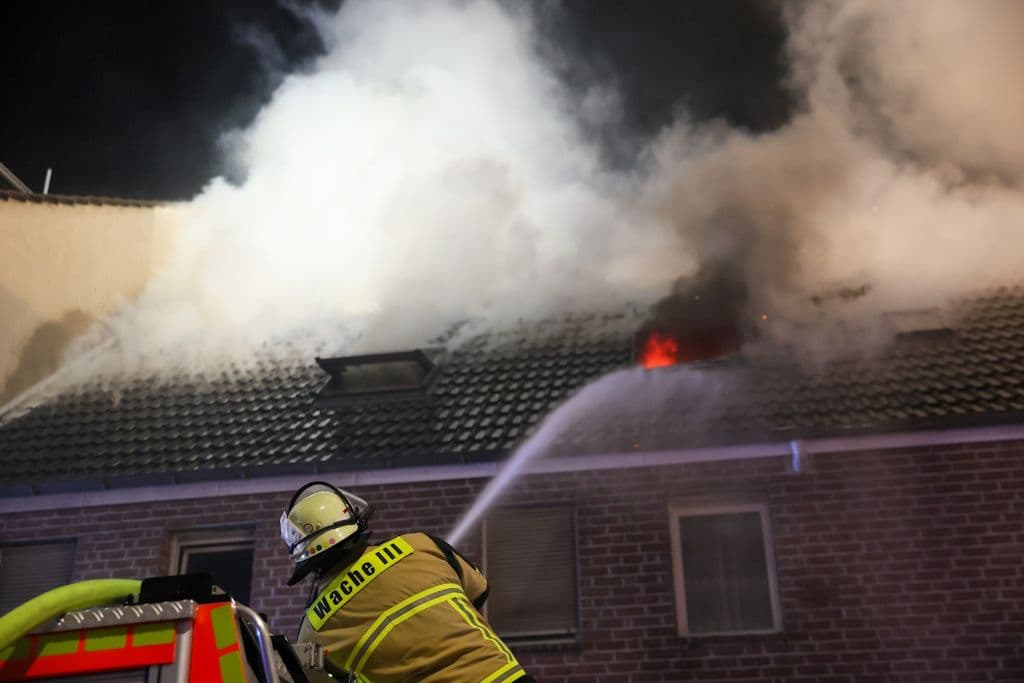 Am Mittwochabend brach gegen 18:30 Uhr in einem Wohn- und Geschäftshaus an der Sauerbreystraße in Solingen-Ohligs ein Großbrand aus! Einsatzkräfte wurden mit Feuerwerk angegriffen!