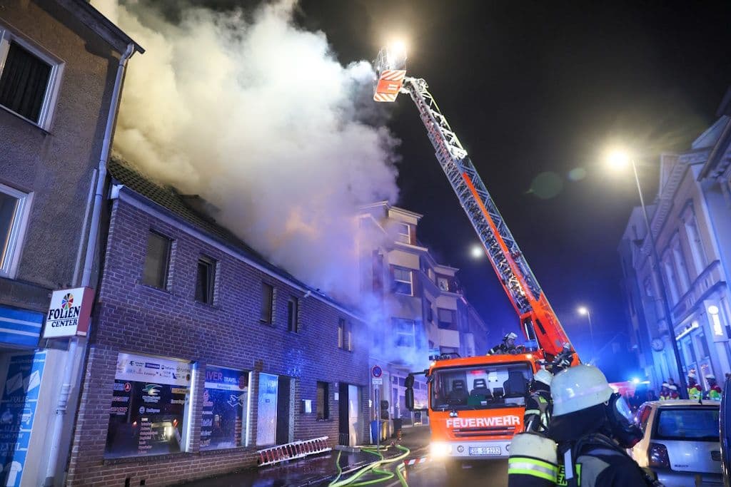 Am Mittwochabend brach gegen 18:30 Uhr in einem Wohn- und Geschäftshaus an der Sauerbreystraße in Solingen-Ohligs ein Großbrand aus! Einsatzkräfte wurden mit Feuerwerk angegriffen!