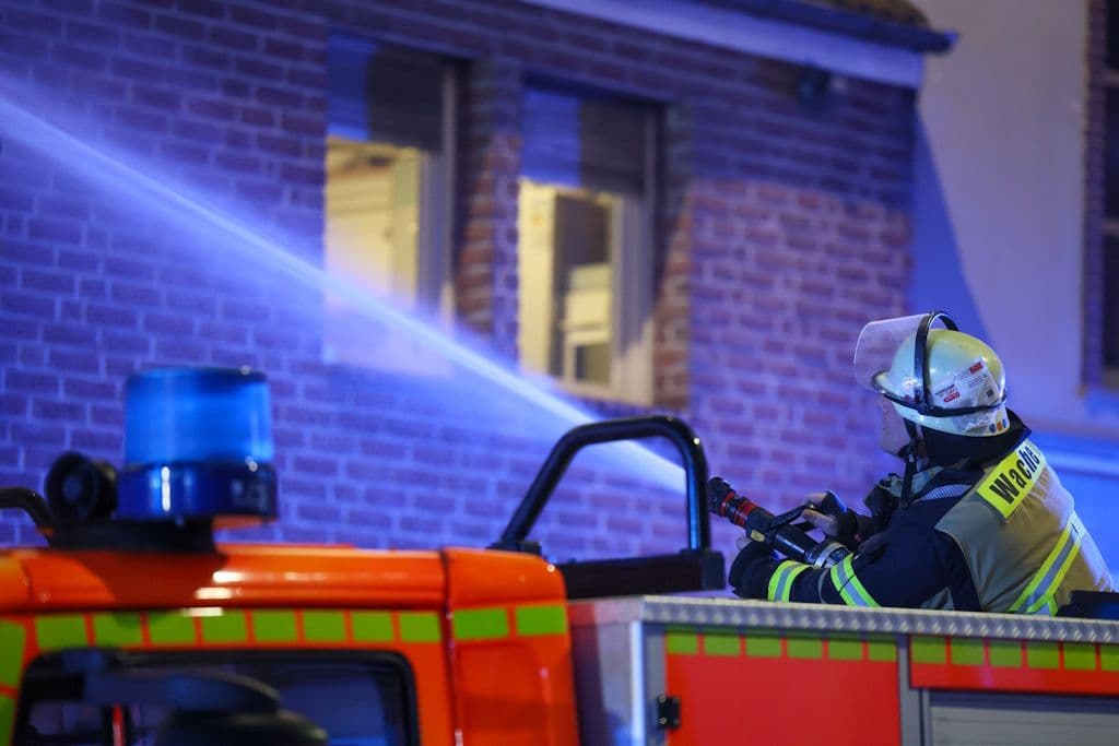 Am Mittwochabend brach gegen 18:30 Uhr in einem Wohn- und Geschäftshaus an der Sauerbreystraße in Solingen-Ohligs ein Großbrand aus! Einsatzkräfte wurden mit Feuerwerk angegriffen!