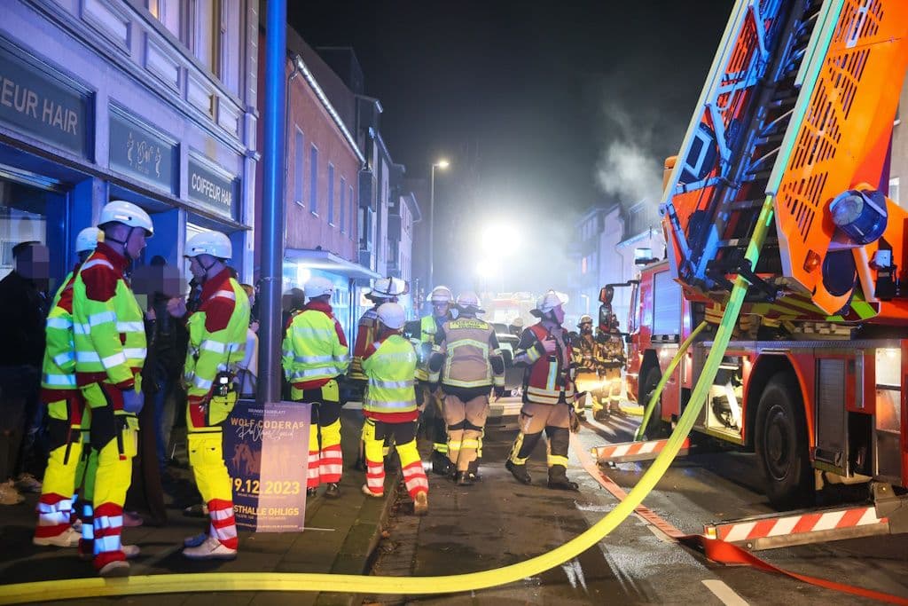 Am Mittwochabend brach gegen 18:30 Uhr in einem Wohn- und Geschäftshaus an der Sauerbreystraße in Solingen-Ohligs ein Großbrand aus! Einsatzkräfte wurden mit Feuerwerk angegriffen!