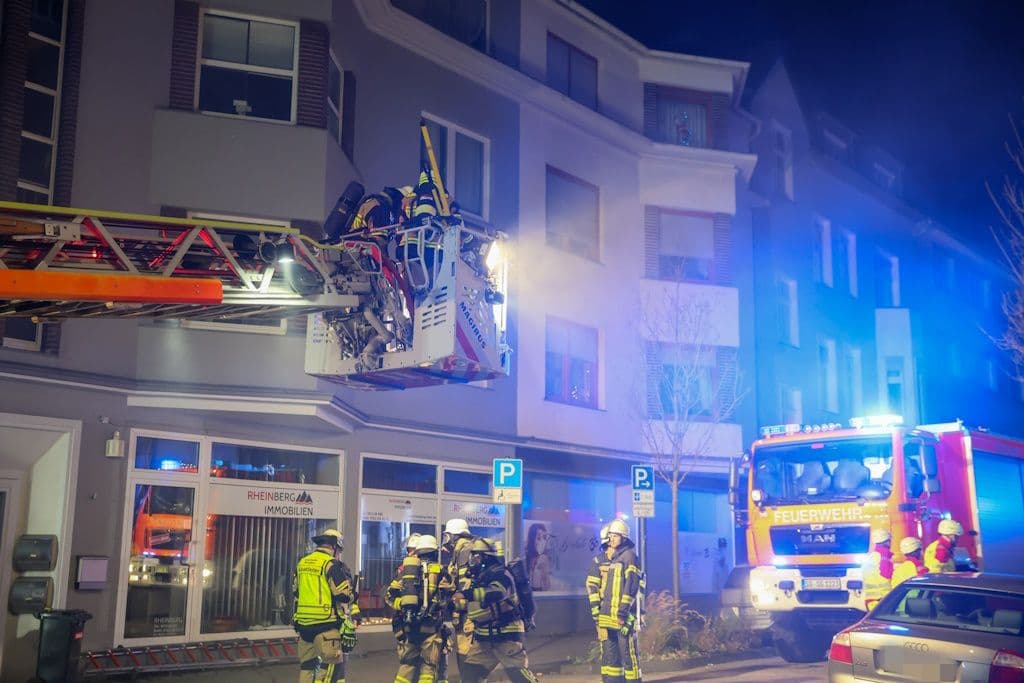 Am Mittwochabend brach gegen 18:30 Uhr in einem Wohn- und Geschäftshaus an der Sauerbreystraße in Solingen-Ohligs ein Großbrand aus! Einsatzkräfte wurden mit Feuerwerk angegriffen!