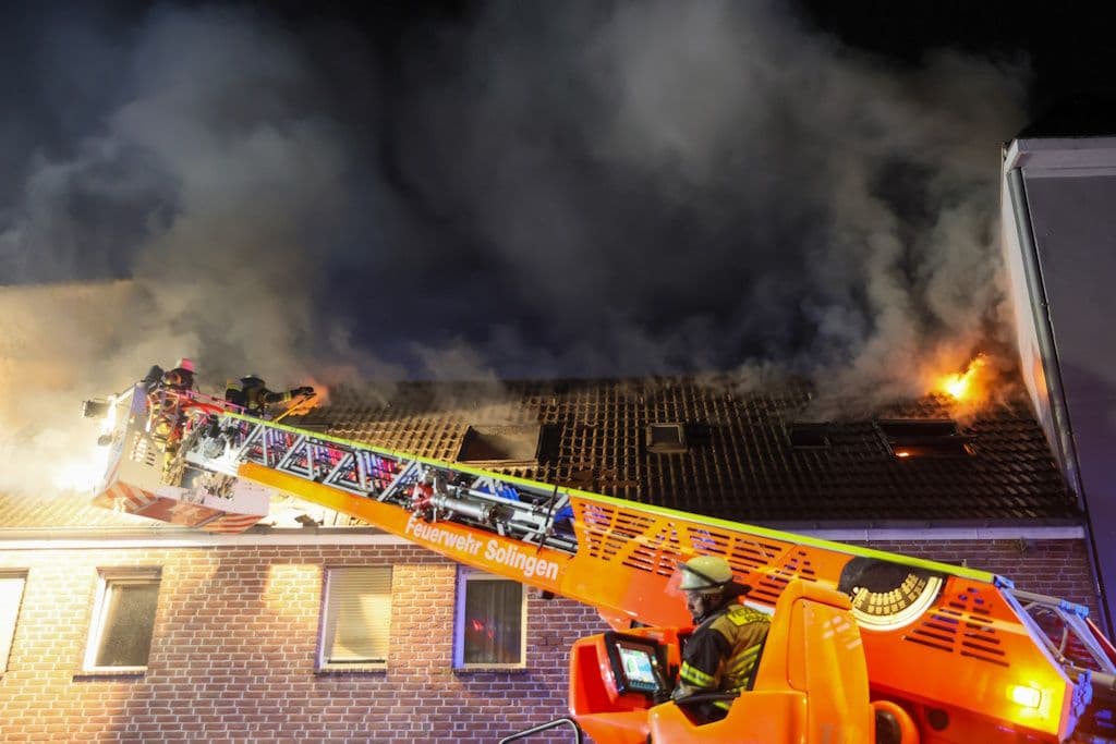Am Mittwochabend brach gegen 18:30 Uhr in einem Wohn- und Geschäftshaus an der Sauerbreystraße in Solingen-Ohligs ein Großbrand aus! Einsatzkräfte wurden mit Feuerwerk angegriffen!