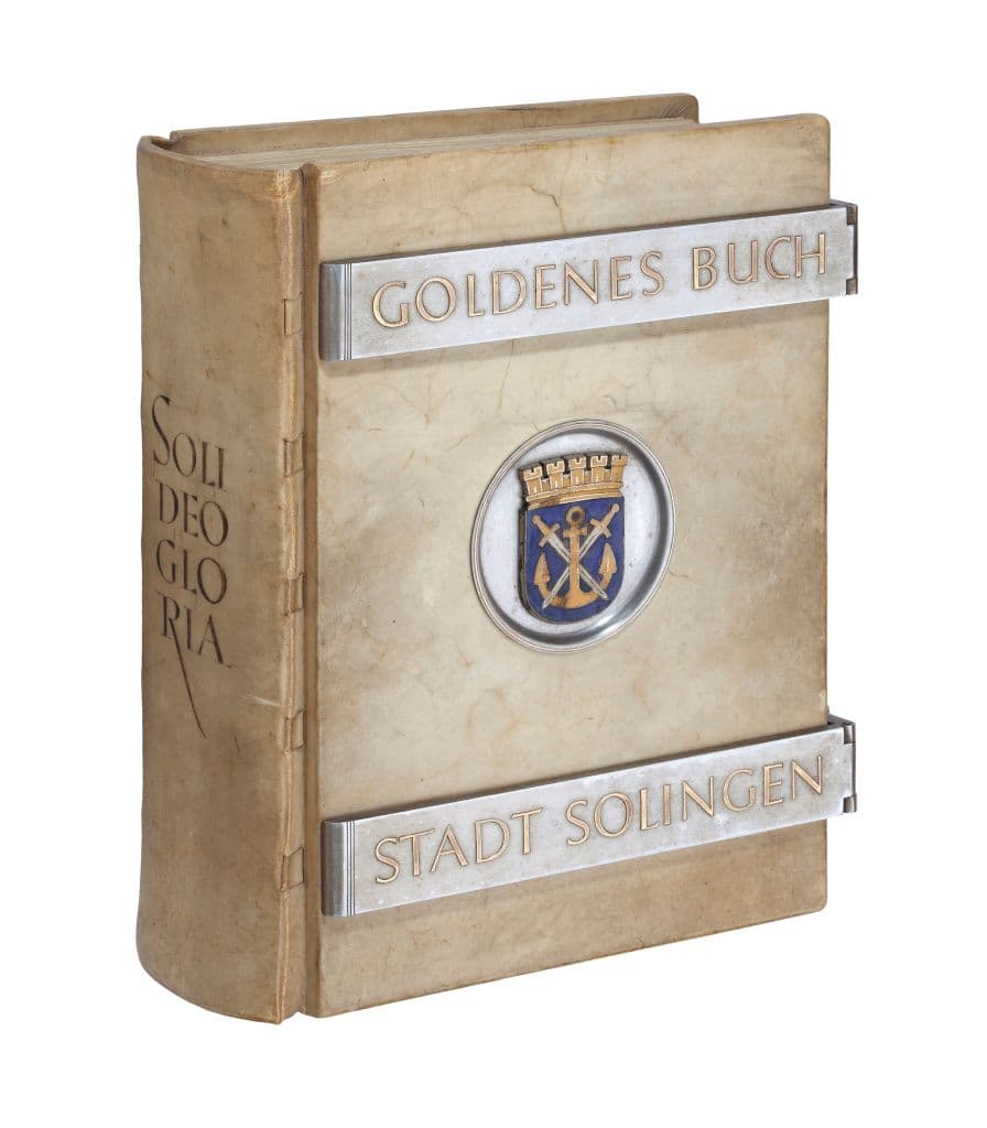 Das "Goldene Buch der Stadt Solingen" aus dem Jahre 1933 konnte aus den USA in die Klingenstadt geholt werden. Das Buch verfügt über 160 Seiten. (Foto: © Stadt Solingen)